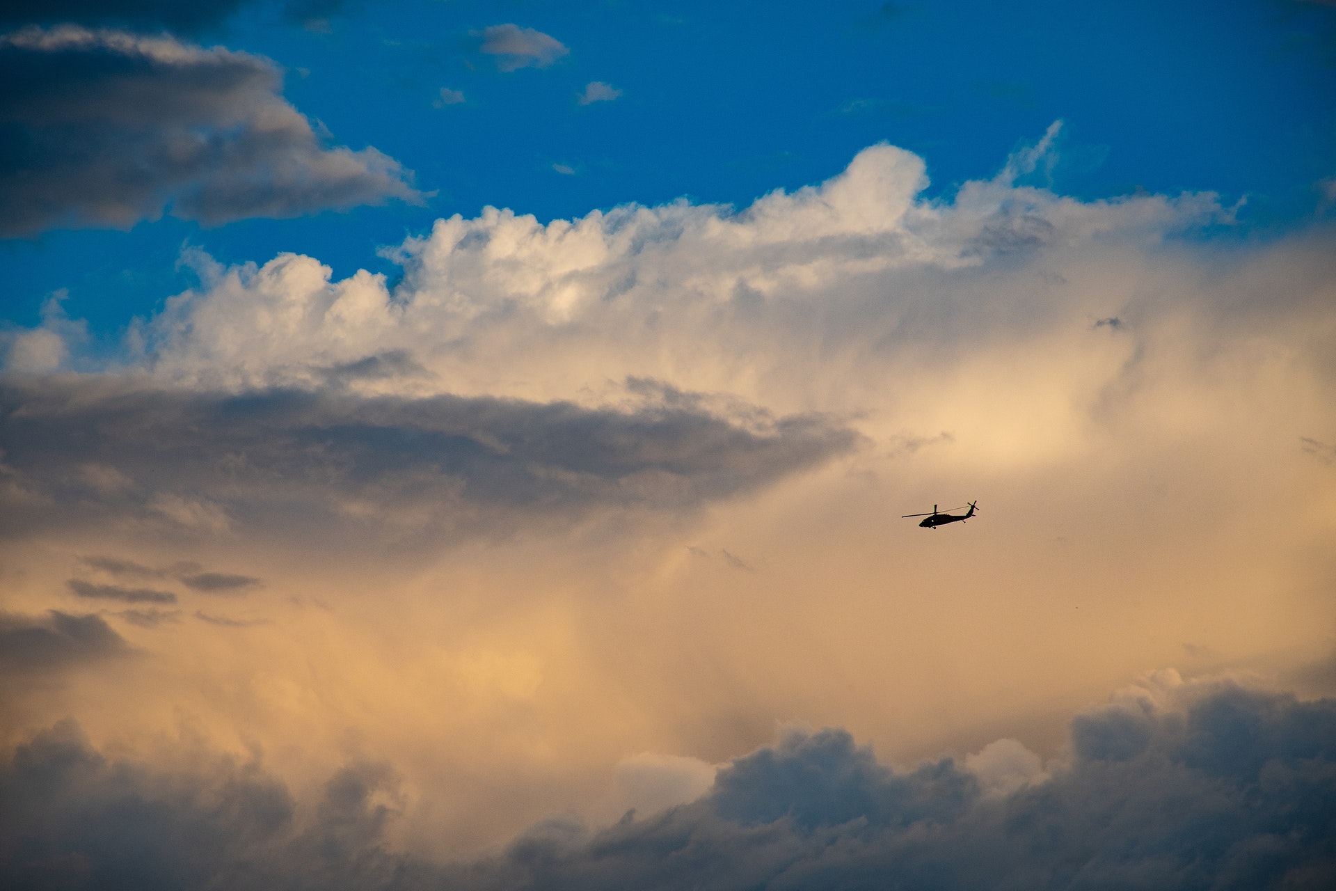 Nuages et hélico
